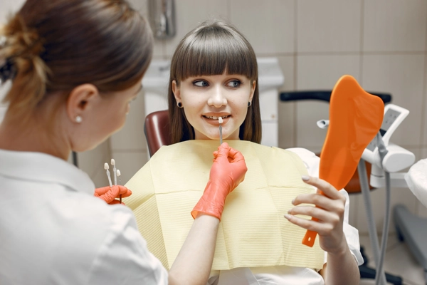 Dentista revisando los dientes del paciente